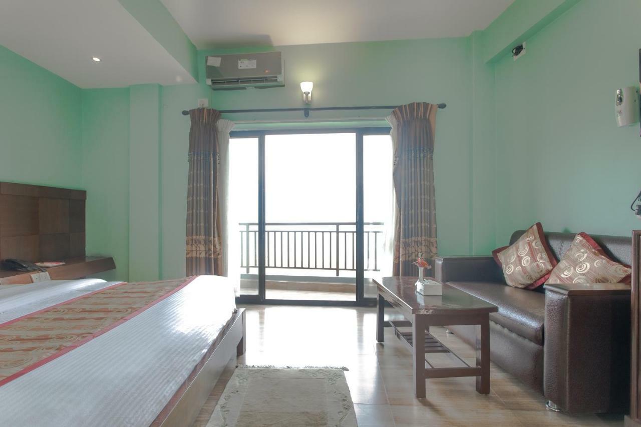 Hotel Peace Plaza Pokhara Kültér fotó